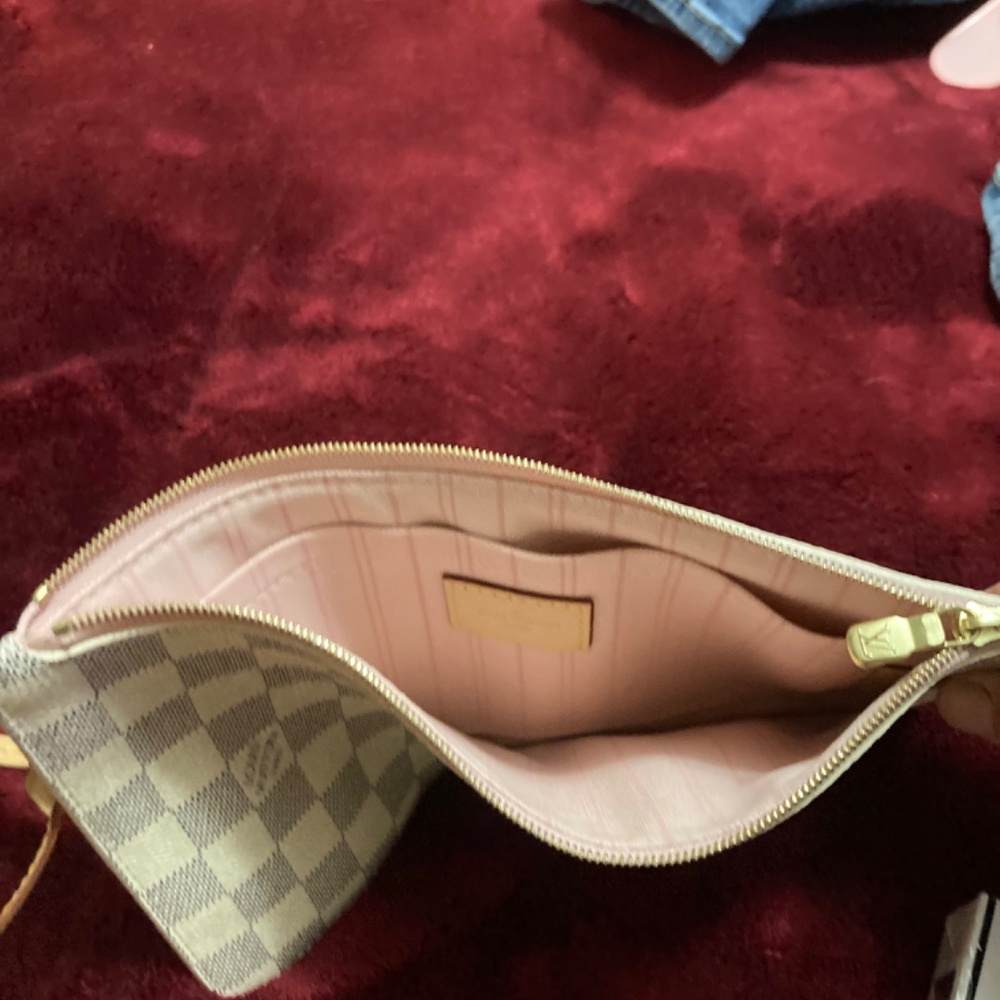 Louis Vuitton - Picture 2 of 5